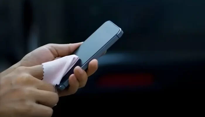 Trik Cerdas: 3 Barang Rumah Tangga Ini Ampuh Bersihkan Smartphone! 2 Barang rumah tangga ini bisa digunakan untuk membersihkan smartphone