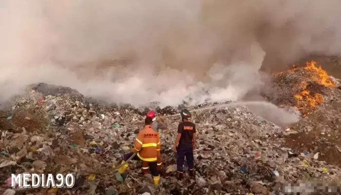 Kebakaran TPA Bakung Mengancam Kesehatan Masyarakat: Walhi Mendesak Pemerintah Kota Bandar Lampung untuk Memprioritaskan Pemadaman Api