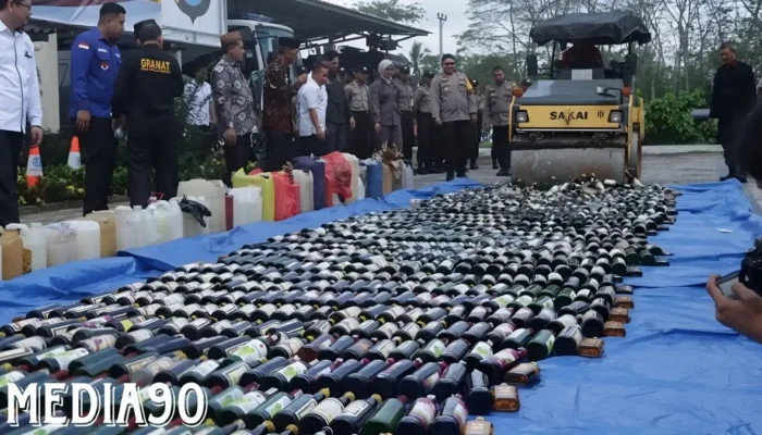 Polres Lampung Selatan Bertindak Tegas: Puluhan Ribu Botol Miras dan Ratusan Liter Tuak Dihancurkan demi Menjaga Ketertiban Natal dan Tahun Baru