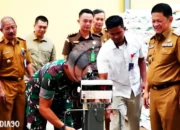 Penyaluran Cadangan Beras Pemerintah kepada 21.479 Keluarga oleh Pj. Bupati Tulang Bawang Barat dalam Tahap Ketiga
