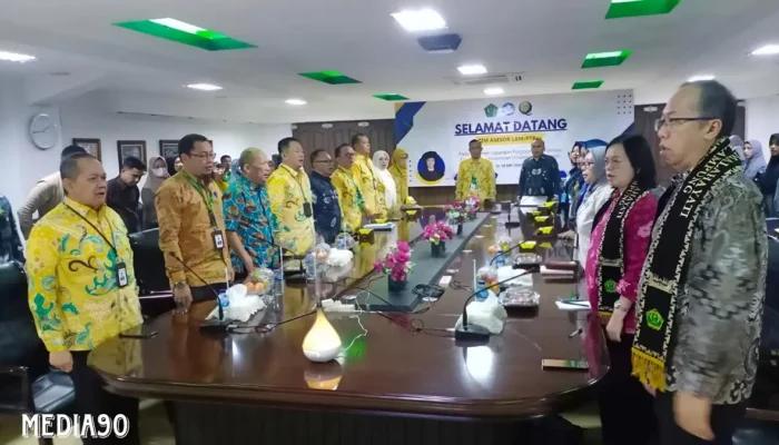 Rektor Universitas Malahayati Berkembangluas Menyambut Kedatangan Tim Lam-PTKes untuk Asesmen Prodi Farmasi