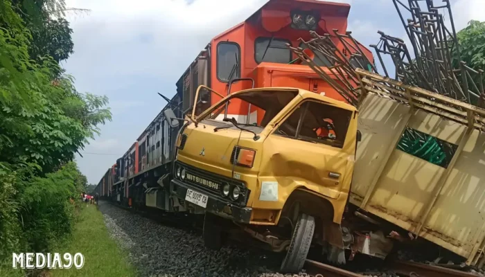 Kecelakaan Maut: Truk Engkel Bertabrakan dengan Kereta di Perlintasan Merak Batin Natar