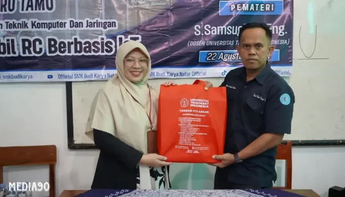 Universitas Teknokrat Indonesia Gelar Pelatihan Rakit Mobil RC dan ESP32 di SMK Budi Karya Natar