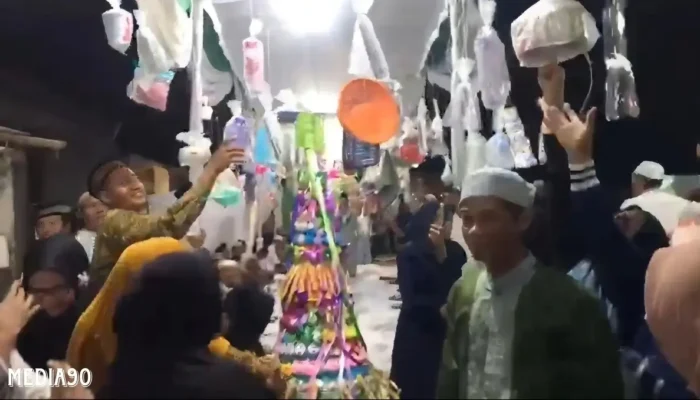 Meriah! Gerebeg Maulid Nabi 2024 di Griya Abdi Negara Bandar Lampung, Warga Berebut Tumpeng, Ayam, dan Hadiah Elektronik