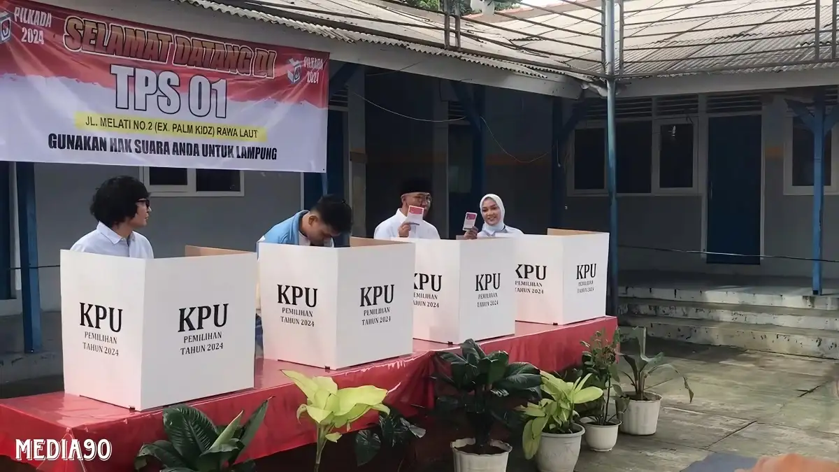 Nyoblos di TPS 1 Rawa Laut, Calon Gubernur Mirza Bersyukur Pilgub Lampung Berjalan Rukun dan Damai