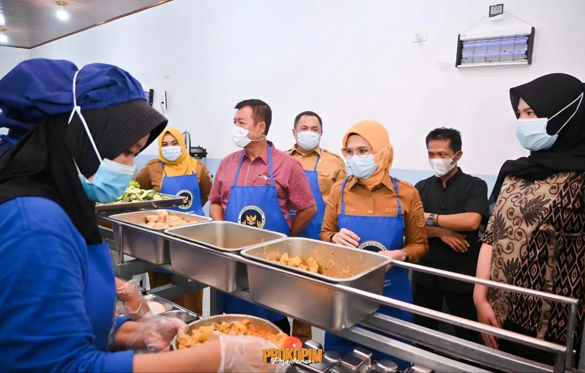 Bupati Nanda Indira Tinjau SPPG Padang Manis, Tekankan Pentingnya Sajian Aman dan Bergizi