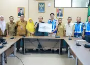 Peringati Hari Tani Nasional, JTT Salurkan Bantuan Alat Semprot Elektrik untuk Petani di Bekasi