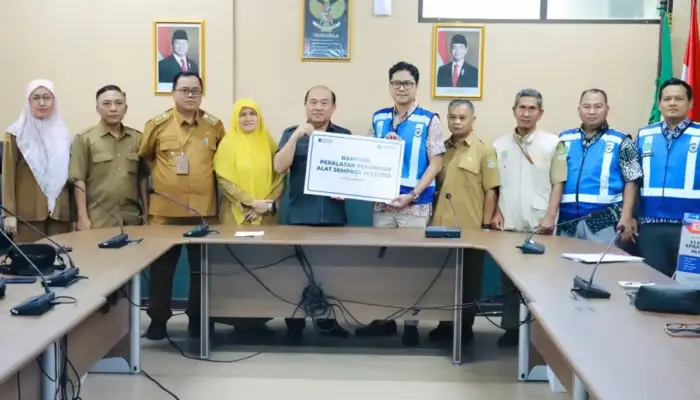 Peringati Hari Tani Nasional, JTT Salurkan Bantuan Alat Semprot Elektrik untuk Petani di Bekasi