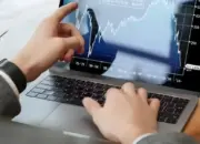 Pasar Saham Diproyeksi Lanjutkan Penguatan, Simak Pergerakan SMGR, TKIM, HMSP, dan ERAA