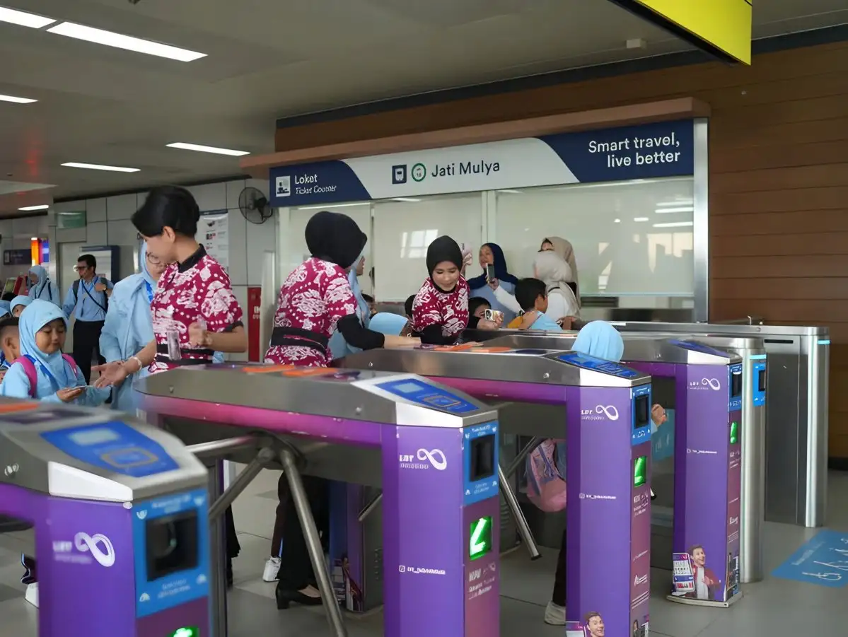 Sambut Hari Batik Nasional, Petugas LRT Jabodebek Tampil Berbusana Batik