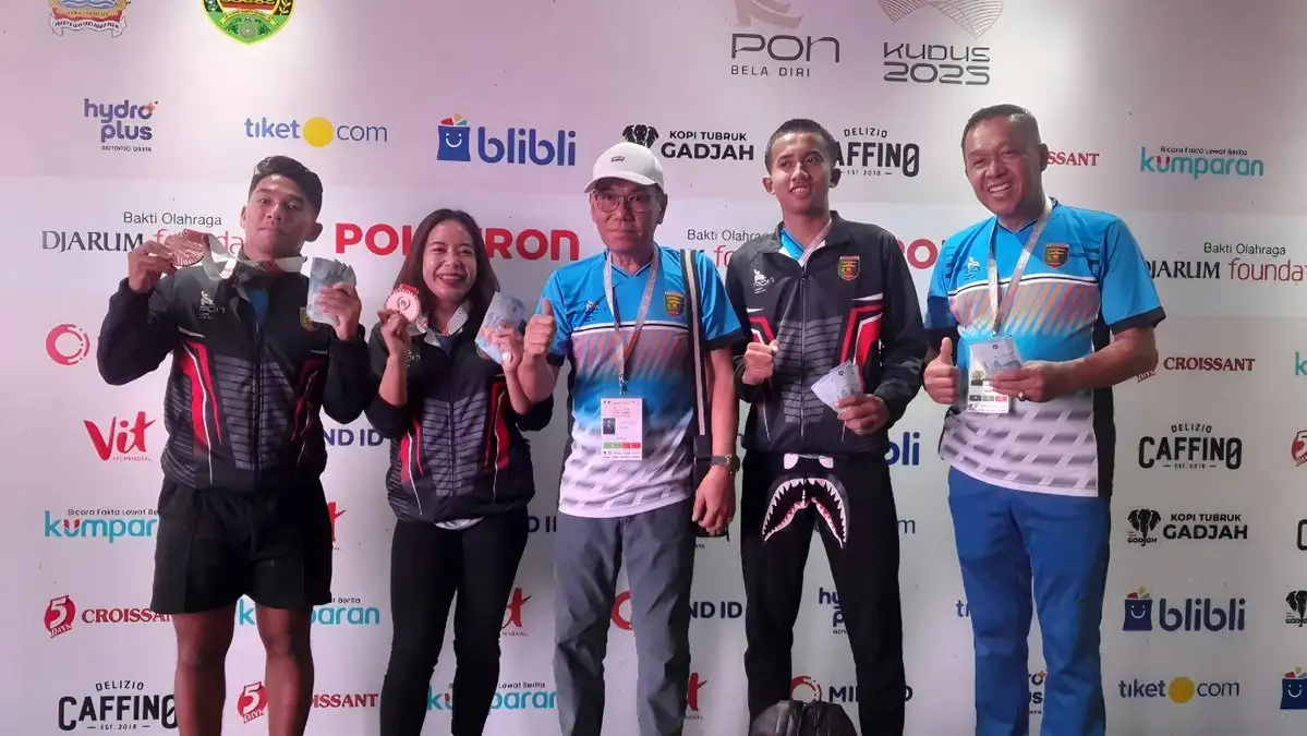Wasekum KONI Nazwar Beri Penghargaan kepada Karateka Lampung Peraih Medali di PON Beladiri 2025