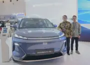 Geely Serahkan Starray EM-i Rakitan Lokal ke Konsumen Pertama di Indonesia