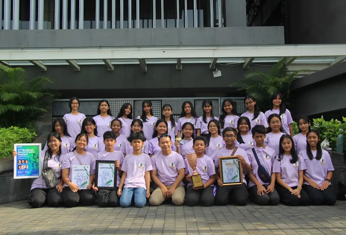Gita Assisi Junior Choir Sabet Medali Emas di Surabaya World Choral Festival 2025