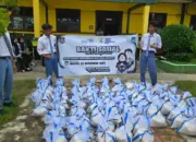 Peringati Hari Guru Nasional, SMKN Rawajitu Timur Gelar Baksos Pembagian Sembako untuk Warga