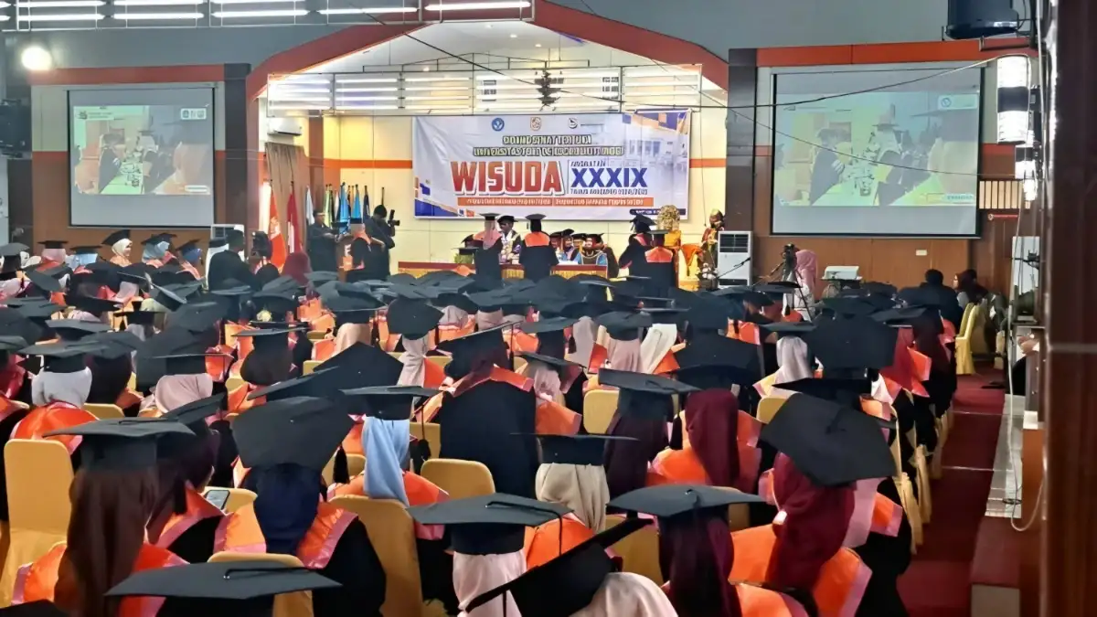 UFDK Bukittinggi Luluskan Ratusan Sarjana Kebidanan dan Tenaga Profesi Baru