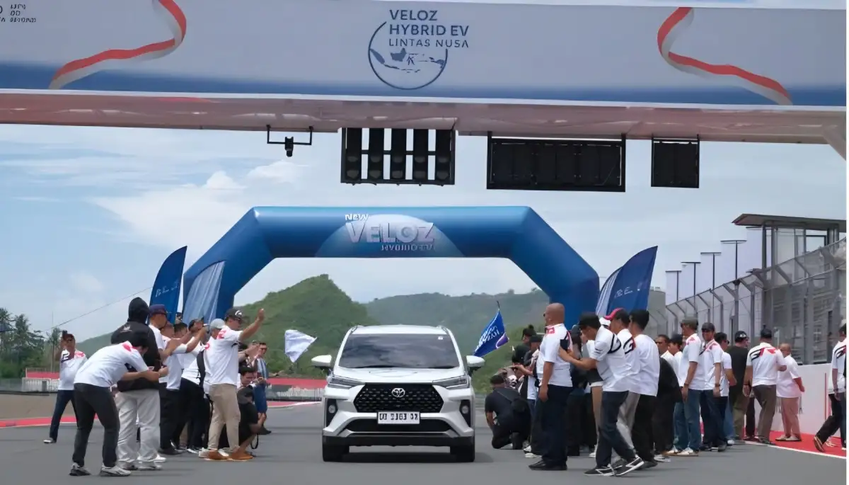Ekspedisi “Veloz Hybrid EV Lintas Nusa” Resmi Bergerak, Satu Unit Jelajahi Ragam Kondisi Jalan Nusantara