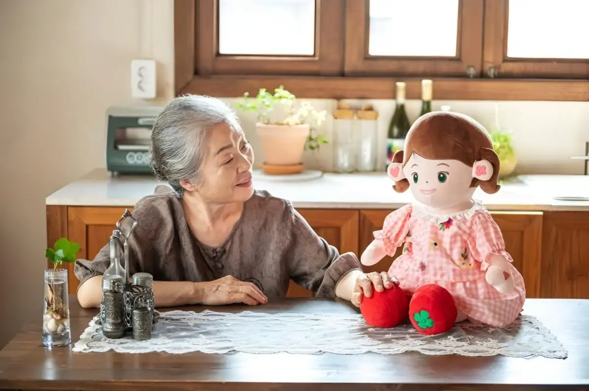 Hyodol, Robot AI Asal Korea Selatan yang Disebut “Cucu Digital”, Hadir untuk Tekan Angka Bunuh Diri Lansia