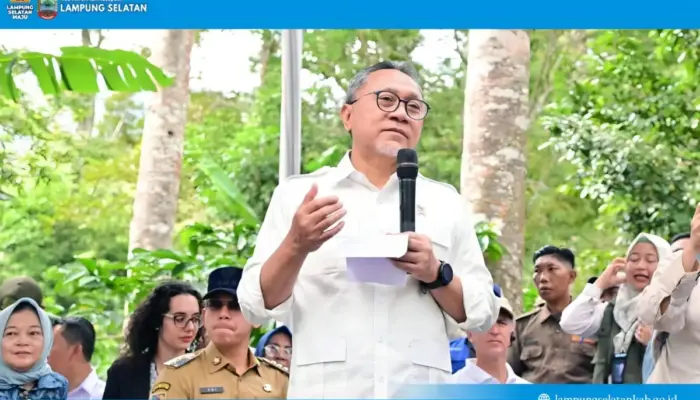 Menko Pangan Tegaskan Pentingnya Kelestarian Kawasan Gunung Rajabasa, Serahkan 3.000 Bibit Kopi dan Kakao kepada Petani