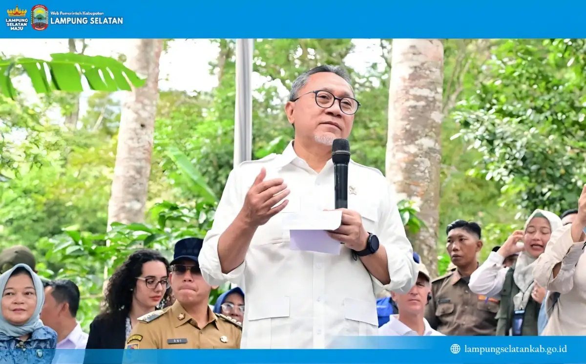 Salurkan 3.000 Bibit Kakao, Menko Pangan Tekankan Pentingnya Fungsi Hutan di Gunung Rajabasa