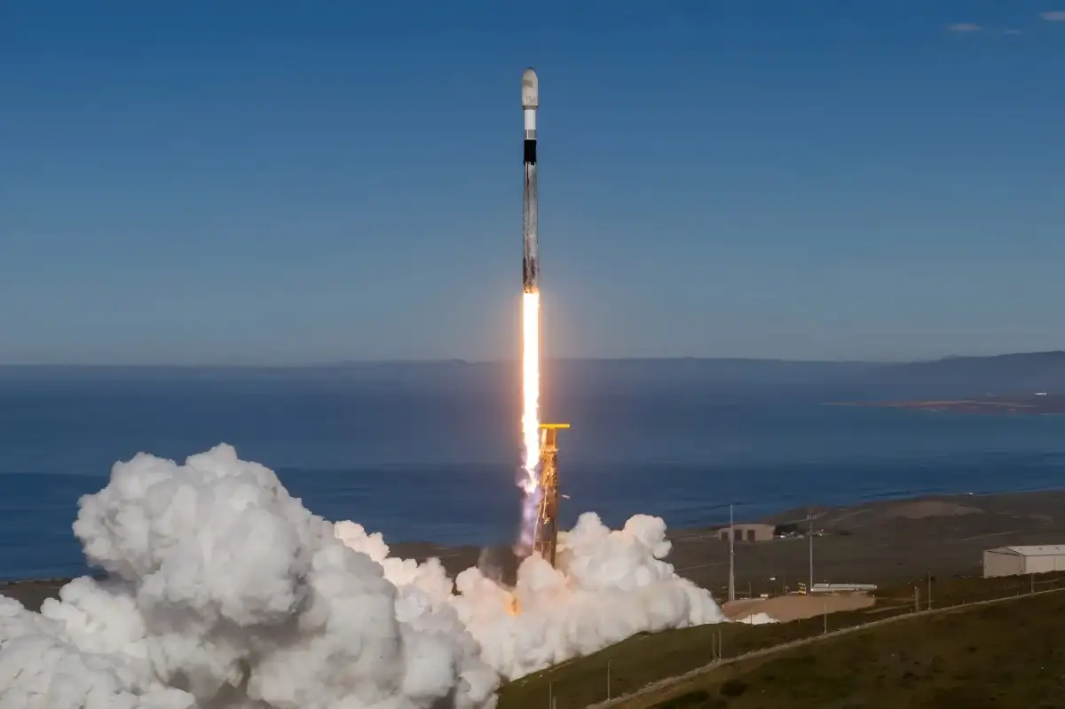 SpaceX Sukses Luncurkan Misi Transporter-15, 140 Muatan Kini di Orbit