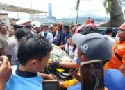 Pohon Besar Tumbang di Holiday Inn Randu Bandar Lampung, Timpa Dua Mobil dan Warga Jakarta