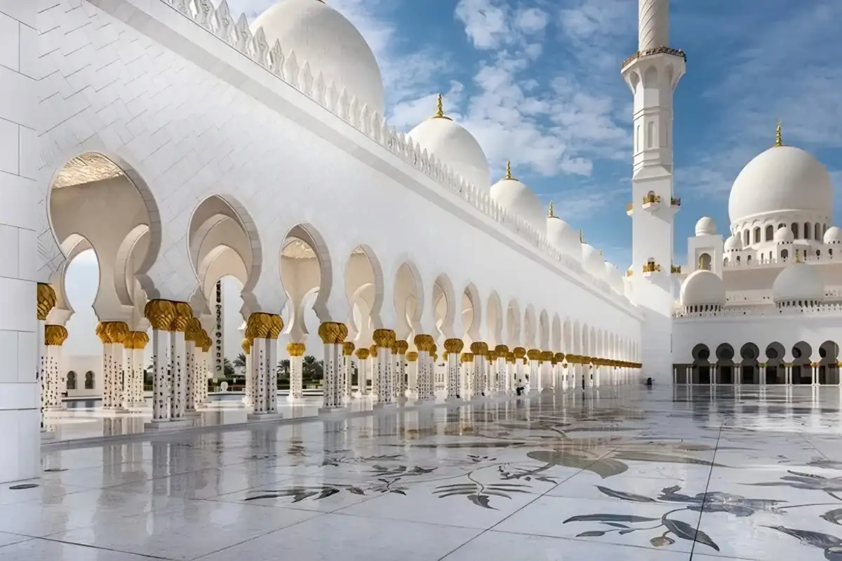 Doa Masuk dan Keluar Masjid Sesuai Ajaran Rasulullah SAW, Lengkap dengan Bacaannya