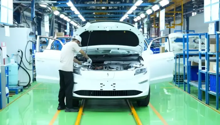 Lihat dari Dekat Proses Perakitan Mobil Listrik Aletra L8 di Pabrik Handal