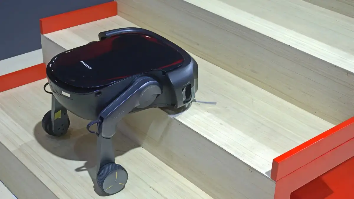 Roborock Saros Rover Mampu Naik Tangga dan Membersihkannya Secara Otomatis!
