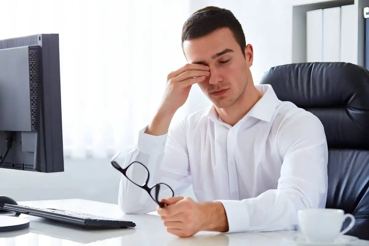 Terlalu Lama di Depan Layar? Kenali Cara Mencegah Computer Vision Syndrome