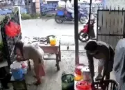 Pencurian Uang Nenek Penjual Nasi Uduk di Bekasi Terekam CCTV, Pelaku Pura-pura Jadi Pembeli