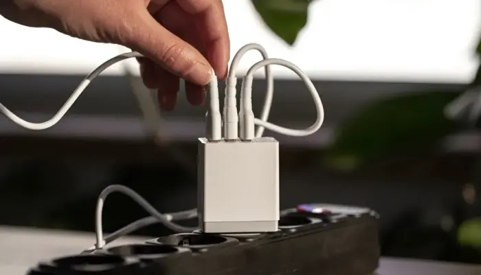 Dampak Fatal Membiarkan Charger HP Tercolok Terus di Stopkontak