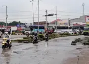 Drainase Tersumbat Jadi Penyebab Genangan Air di Jalan Soekarno-Hatta, Bundaran Tugu Raden Intan
