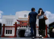 Sambut Tahun Baru Imlek 2026, KAI Daop 6 Yogyakarta Hiasi Stasiun dengan Ornamen Meriah