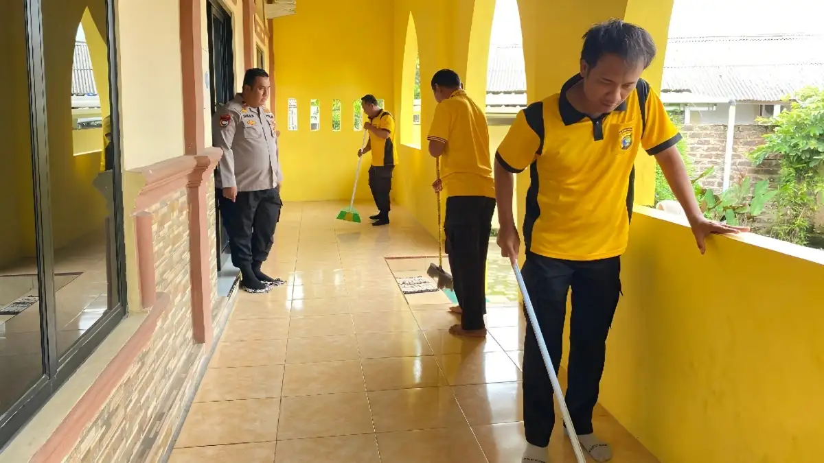Sambut Ramadan, Polsek Tanjung Bintang Gelar Aksi Bersih-Bersih Masjid dan Mushola