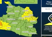 Peringatan Dini Cuaca: Hujan Lebat Disertai Petir dan Angin Kencang Berpotensi Landa Jawa Barat Pagi Ini