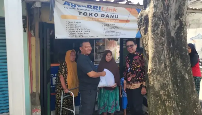 BRI Jakarta Kalimalang dan Agen BRILink Toko Danu Salurkan Sembako untuk Warga Duren Sawit