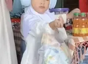 Bocah Bawa THR Lebaran Sekantong Plastik, Aksinya Viral dan Bikin Netizen Iri