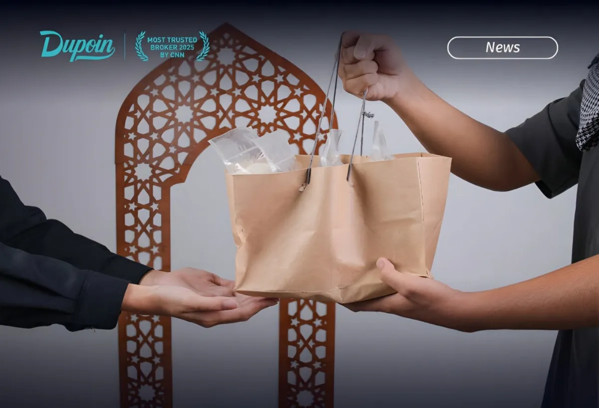 Dupoin Futures Hadirkan Level Up Ramadan Tebar Takjil di Stasiun Sudirman