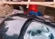 Mobil Ford Fiesta Terjun ke Rumah Warga di Ungaran Timur Saat Hujan Deras, Ibu dan Dua Anak Selamat