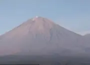 Gunung Semeru Erupsi Pagi Ini, Kolom Abu Vulkanik Mencapai 400 Meter dari Puncak
