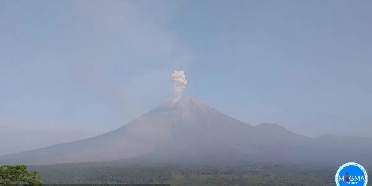 Gunung Semeru Meletus Hari Ini: Abu Vulkanik Capai 1 Km, Warga Diminta Jauhi Besuk Kobokan