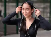 Earphone: Teman Setia yang Menyimpan Risiko Kesehatan Tersembunyi