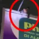 Heboh di Alam Sutera Pria Panjat Baliho Diduga Akibat Judi Online Picu Macet Panjang