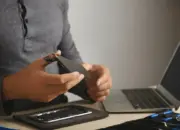 Jangan Charge Sampai 100%! Ini Cara Membatasi Baterai Laptop Agar Tetap Awet