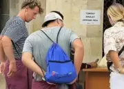 Masjid Istiqlal Berikan Jubah untuk Turis Non Muslim, Wujud Penghormatan di Tempat Ibadah