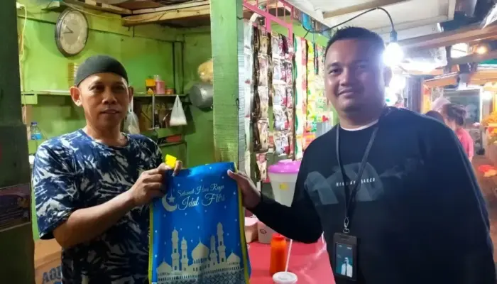 BRI Jakarta Kalimalang Salurkan “Berkah Ramadhan” untuk Pedagang Pasar Inpres Pondok Bambu