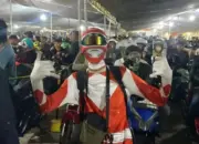 Pemudik Asal Tangerang Mudik ke Lampung Pakai Kostum Power Rangers