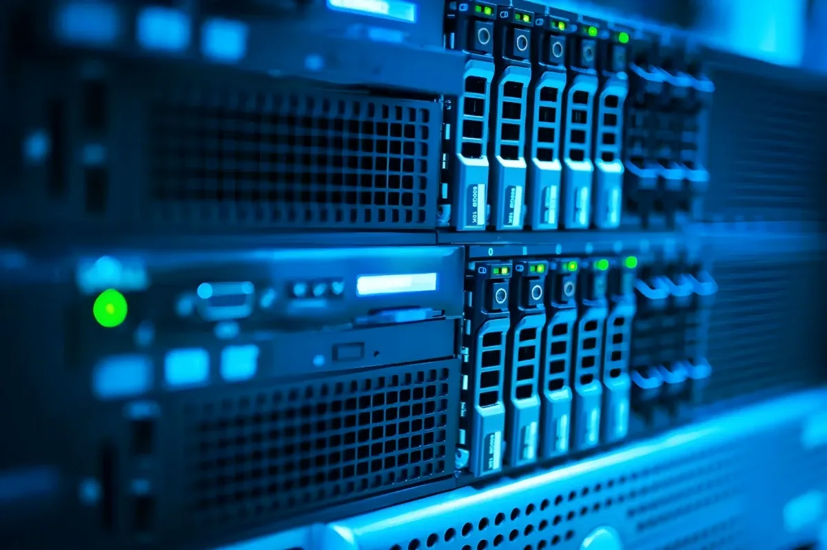Server Dedicated atau Shared Hosting? Simak Mana yang Lebih Efisien untuk Bisnis Anda