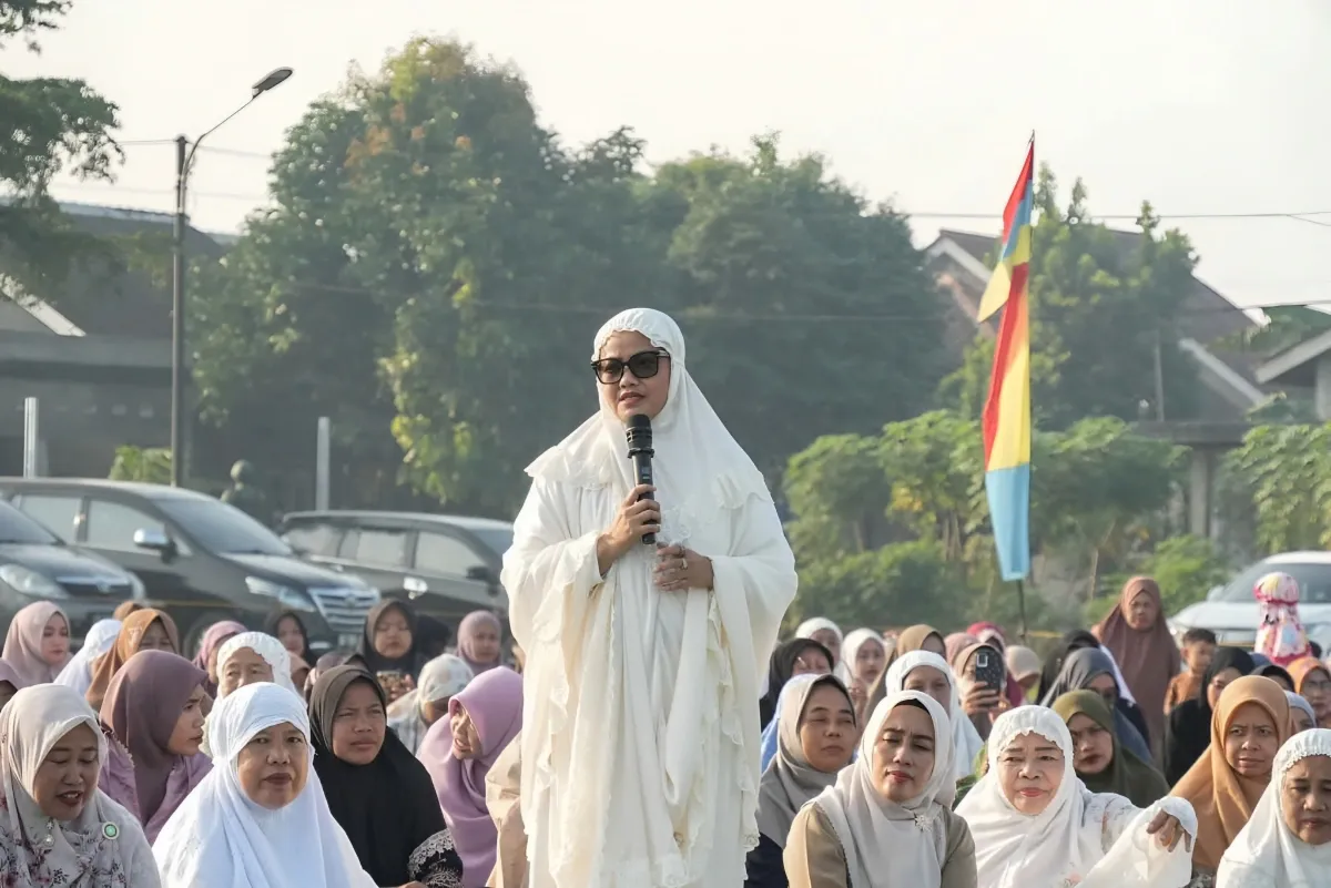 Tanpa Kemewahan Halal Bihalal, Bupati Ella Rayakan Lebaran dengan Berbagi di Jabung