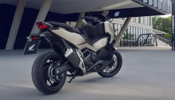 Honda Forza 750: Skutik Bertenaga Besar yang Tetap Irit dan Nyaman Touring